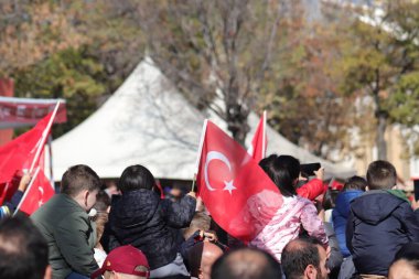 Türk halkı, Atatürk bayrak ve resimleriyle Cumhuriyet Günü 'nü kutlayarak ulusal gurur ve tarihi hürmetlerini dile getiriyor. 29 Ekim 2023 - Erzurum, Türkiye. Yüksek kalite fotoğraf