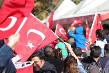 Türk halkı, Atatürk bayrak ve resimleriyle Cumhuriyet Günü 'nü kutlayarak ulusal gurur ve tarihi hürmetlerini dile getiriyor. 29 Ekim 2023 - Erzurum, Türkiye. Yüksek kalite fotoğraf