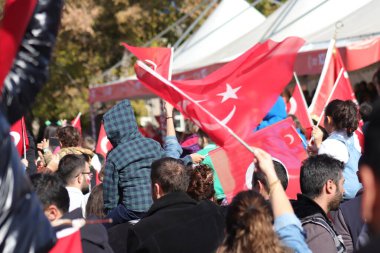 Türk halkı, Atatürk bayrak ve resimleriyle Cumhuriyet Günü 'nü kutlayarak ulusal gurur ve tarihi hürmetlerini dile getiriyor. 29 Ekim 2023 - Erzurum, Türkiye. Yüksek kalite fotoğraf