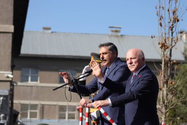 Erzurum Valisi Mustafa Ciftci ve Erzurum Büyükşehir Belediyesi Başkanı Mehmet Sekmen halkı selamladı. 29 Ekim 2023 - Erzurum, Türkiye. Yüksek kalite fotoğraf