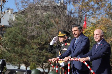 Erzurum Valisi Mustafa Ciftci ve Erzurum Büyükşehir Belediyesi Başkanı Mehmet Sekmen halkı selamladı. 29 Ekim 2023 - Erzurum, Türkiye. Yüksek kalite fotoğraf