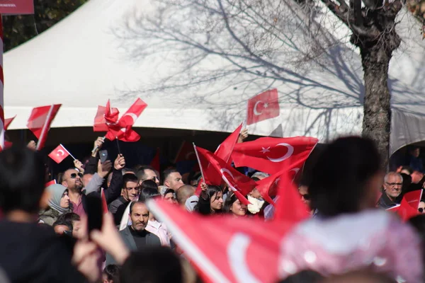 Türk halkı, Atatürk bayrak ve resimleriyle Cumhuriyet Günü 'nü kutlayarak ulusal gurur ve tarihi hürmetlerini dile getiriyor. 29 Ekim 2023 - Erzurum, Türkiye. Yüksek kalite fotoğraf