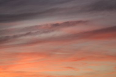 Derin kırmızılar ve portakallarla boyanmış nefes kesici bir günbatımı gökyüzü, sakin ve merak uyandıran dramatik bir zemin. Yüksek kalite fotoğraf