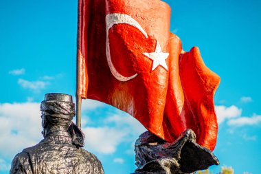 12 Mart 1918 'de Erzurum' un kurtuluşunu sembolize eden bir kadın figürü ile birlikte Türk bayrağını yüksekte tutan Anadolu kahramanının heykeli.