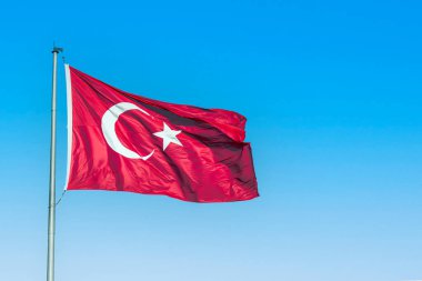 Görkemli Türk bayrağı mavi gökyüzünün altında dalgalanıyor. Yüksek kalite fotoğraf