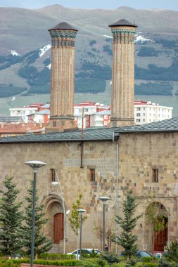 Ulu Camisi ve İkiz Minare Madrasa. Erzurum 'da ziyaret edilecek yerler. Tarihi taş mimari anıtlar. 