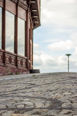 Penceredeki yansıtıcı sokak lambası, kentsel sükunet.