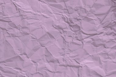 Buruşuk mor kağıt dokusu, tasarım projelerinde soyut ve sanatsal arka planlar için mükemmel..