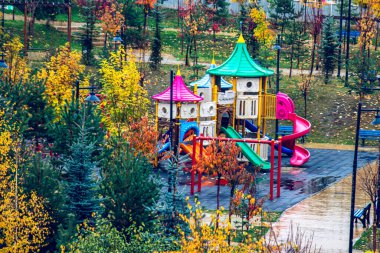 Sonbaharda renkli oyun alanı, çocukluk anılarını, nostaljiyi ve zamanın geçişini sembolize ediyor..