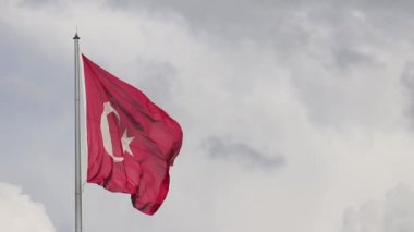 Rüzgarla dalgalanan hindi bayrağı