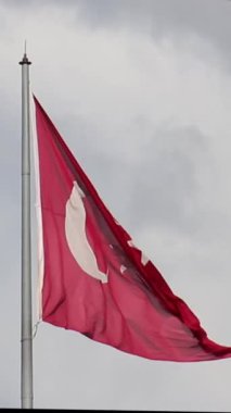 Gökyüzünün önünde dalgalanan Türk bayrağı