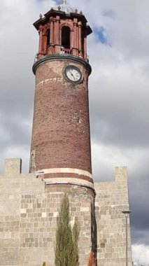 Erzurum Kalesi saat kulesinin zaman aşımına uğraması veya Erzurum Kalesi Saat juesi, zamanın geçişini ve tarihsel önemi simgeliyor.