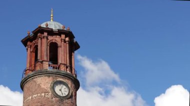  Zaman atlamalı Erzurum Kalesi saat kulesi veya Erzurum Kalesi Saat kulesi, zamanın geçişini ve tarihsel önemi simgeliyor.