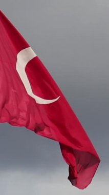 30 Ağustos Zafer Günü 'nün arka planında, ulusal bayramlar için ideal olan Türk bayrağı yazı için yavaşça dalgalanıyor. Yüksek kaliteli FullHD görüntüler