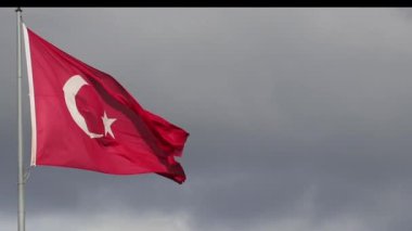 30 Ağustos Zafer Günü 'nün arka planında, ulusal bayramlar için ideal olan Türk bayrağı yazı için yavaşça dalgalanıyor. Yüksek kaliteli FullHD görüntüler