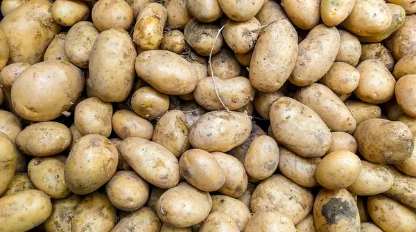 Pazar yerindeki patatesler, basitliği ve temel besinleri temsil eder..