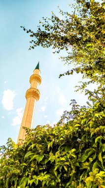 Mawlid Kandil, İslami arkaplan resmi dikey bir düzen ve metin için boş bir alan, açık gökyüzüne karşı bir cami minaresi, maneviyat ve inancı sembolize ediyor.