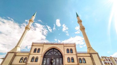 Mawlid Kandil, İslami arkaplan resmi dikey bir düzen ve metin için boş bir alan, açık gökyüzüne karşı bir cami minaresi ve kubbe, maneviyat ve inancı sembolize ediyor..
