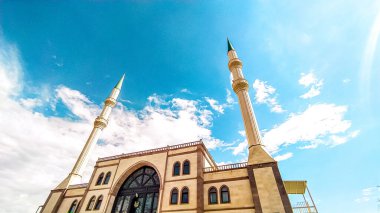 Mawlid Kandil, İslami arkaplan resmi dikey bir düzen ve metin için boş bir alan, açık gökyüzüne karşı bir cami minaresi ve kubbe, maneviyat ve inancı sembolize ediyor..