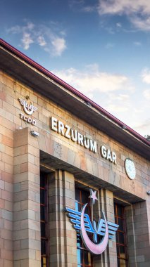 Erzurum 'daki ana tren istasyonu manzarası veya Erzurum Tren Gari. Erzurum Türkiye - 25 Temmuz 2024