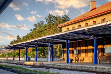 Erzurum Tren Gari veya Erzurum Tren İstasyonu 'ndaki ana tren istasyonunun görüntüsü, seyahat ve beklentinin özünü yansıtıyor. 