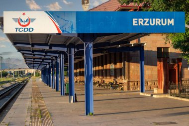 Erzurum City veya Tren Gari 'deki ana tren istasyonu manzarası. Erzurum, Türkiye 'de daha popüler bir turizm beldesi... 25 Temmuz 2024. 