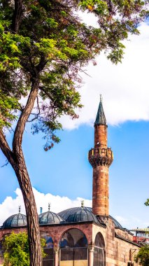 İslami dikey fotoğraf. Erzurum 'daki İbrahim Paşa Camii' nde mavi gökyüzü. İslami dikey fotoğraf. Ramazan veya laylat al-Qadr veya mevlid gecesi konsepti dikey fotoğraf.