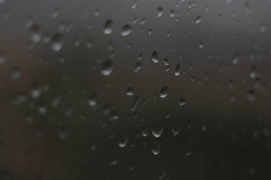 Camdaki yağmur damlaları, içselliği, sakinliği ve basitliğin güzelliğini sembolize eder..