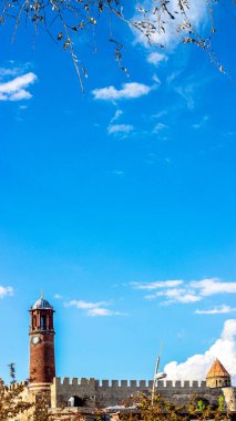 Erzurum dikey fotoğraf. Erzurum Kalesi Saat Kulesi ya da Erzurum Kalesi saat kulesi, durgun mavi bir gökyüzüne karşı duruyor. Türkiye 'de ziyaret etmek için popüler bir yer. Dikey fotoğraf Erzurum.