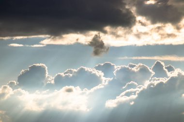 Arkaplanda bulutlar ve ışık huzmeleri akıyor, umut ve sükunet hissi veriyor, metin eklemek ve ilham vermek için mükemmel..