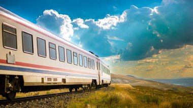 Dogu Ekspresi ya da Ankara-Kars Doğu Ekspresi Türkiye 'nin manzaralarında metne yer bırakarak tren yolculuğu.