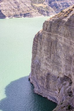 Türkiye 'nin Erzurum kentindeki Tortum Gölü' ndeki heybetli uçurum ve su manzarası. 