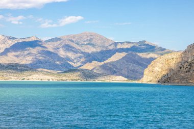 Türkiye 'nin Erzurum kentindeki dağlarla çevrili Tortum Gölü manzaralı bir baraj gölü.