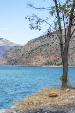 Tortum Gölleri berrak sular ve engebeli uçurumlar, Türkiye 'nin Erzurum kentinde bir baraj gölü