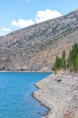 Tortum Gölleri berrak sular ve engebeli uçurumlar, Türkiye 'nin Erzurum kentinde bir baraj gölü