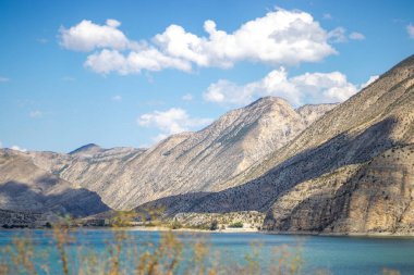 Türkiye 'nin Erzurum kentindeki Tortum Gölü manzarası, dağlarla çevrili bir heyelan barajıyla şekillendi. 