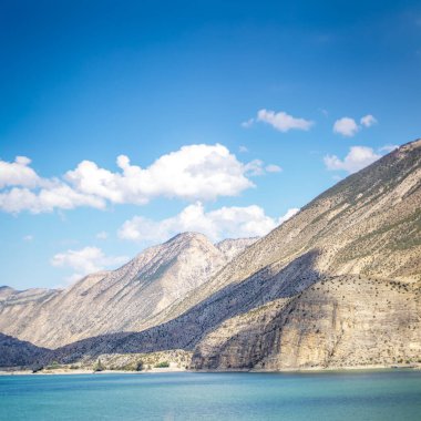 Türkiye 'nin Erzurum kentindeki Tortum Gölü manzarası, dağlarla çevrili bir heyelan barajıyla şekillendi. 