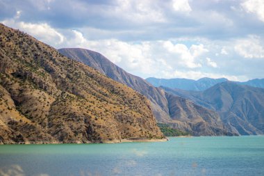 Türkiye 'nin Erzurum kentindeki Tortum Gölü manzarası, dağlarla çevrili bir heyelan barajıyla şekillendi. 