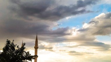 İslami arka plan görüntüleme ve bulutlu günbatımı yazı için geniş bir alan, dinginliği ve İslam mimarisini sembolize ediyor.