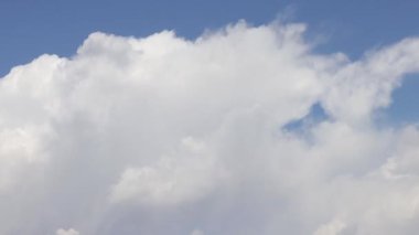 Gökyüzünde hareket eden bulutların hızlandırılması, özgürlüğü, değişimi ve zamanın geçişini simgeliyor.