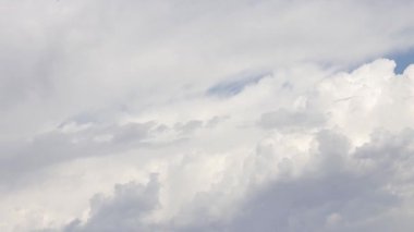 Sürüklenen bulutların hızlandırılması özgürlüğü, huzuru ve hayatın sürekli akışını simgeliyor.