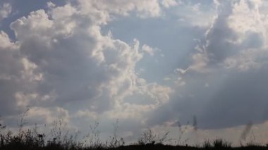 Akan bulutların ve güneş ışınlarının hızlandırılması, umudu, ışığı ve zamanın geçişini simgeliyor.