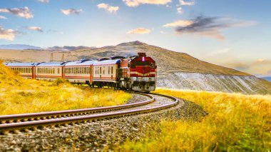 Dogu Ekspresi ya da Erzurum 'un manzarası boyunca seyahat eden Doğu Ekspresi treni, macerayı, keşfi ve Anadolu' nun güzelliğini simgeliyor..