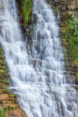 Doğal güçlerin devamlılığını ve akışını sembolize eden Tortum Şelalesi 'ne uzun süre maruz kalmak.