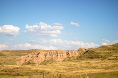 Erzurum 'da renkli kaya oluşumları, doğanın güzelliğini, jeolojik sanatını ve zamanı simgeliyor.