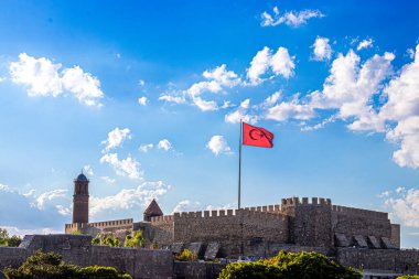 Türk bayrağı Erzurum Şatosu 'nun üzerinde gururla dalgalanırken, ulusal birlik, gurur ve Türkiye' nin tarihi gücünü sembolize ederek direnç ve kültür mirasını yansıtıyor.