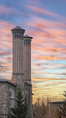 Erzurum 'daki İkiz Minare Madrasa or The Cifte Minareli Medrese, Seljuk' un çarpıcı mimari başyapıtı, renkli bir günbatımı gökyüzüne karşı sergilendi