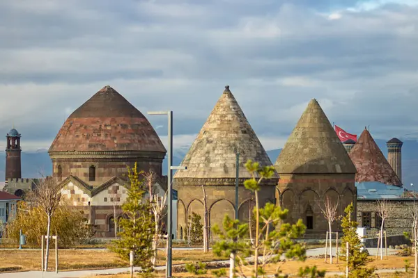 Erzurum 'daki Saat Kulesi ve Üç Mezar, Seljuk mimarisini hayrete düşürüyor ve Türkiye' nin zengin kültür mirasını yansıtan popüler tarihi simgeler olarak duruyor.