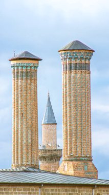 Erzurum 'un ikonik İkiz Minaresi Madrasa ve Büyük Cami' ye yakından bakınca çarpıcı mimari detaylar ve sakin bir gökyüzüne karşı tarihsel önemi gözler önüne seriliyor..
