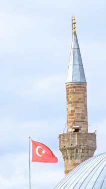 Narmanlı Camii 'nin minaresi ve Erzurum' daki Türk bayrağının yakın çekimi, İslam mimarisinin ve milli gururun huzurlu gökyüzüne karşı uyumlu bir karışımını gözler önüne seriyor.. 